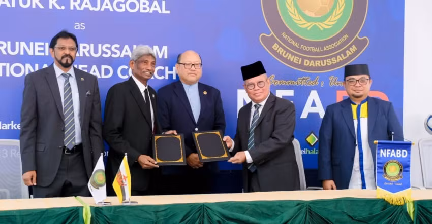 Huấn luyện viên Rajagobal dẫn dắt ĐT Brunei. Ảnh: internet