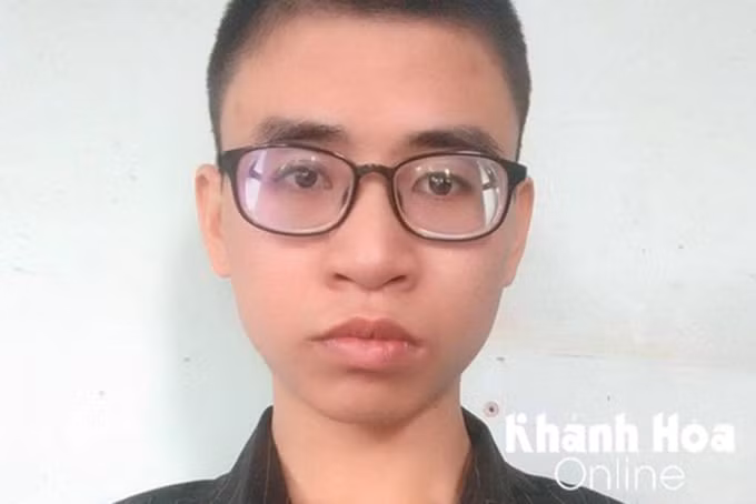 Đối tượng tên Trần Quốc Dũng tại cơ quan điều tra. (Ảnh Báo KH)