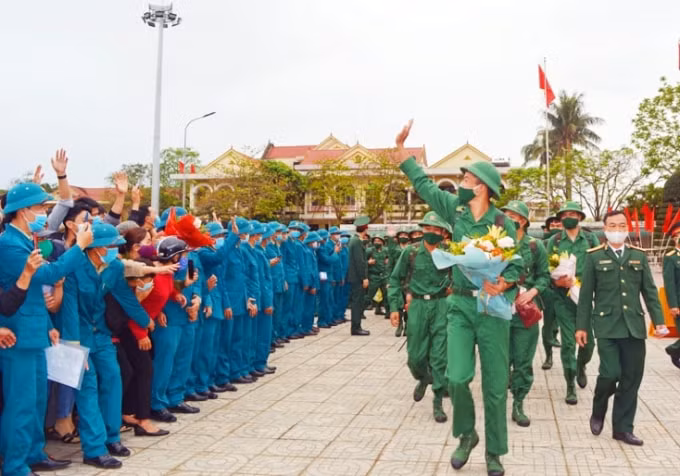 Các tân binh tỉnh Quảng Bình hăng hái lên đường làm nghĩa vụ. Ảnh H.T