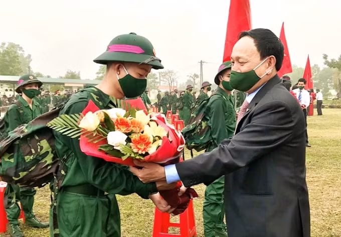Lãnh đạo tỉnh Quảng Bình thăm hỏi, tặng hoa chúc mừng tân binh. Ảnh H.C