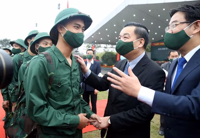 Chủ tịch UBND TP. Hà Nội Chu Ngọc Anh động viên các tân binh lên đường nhập ngũ