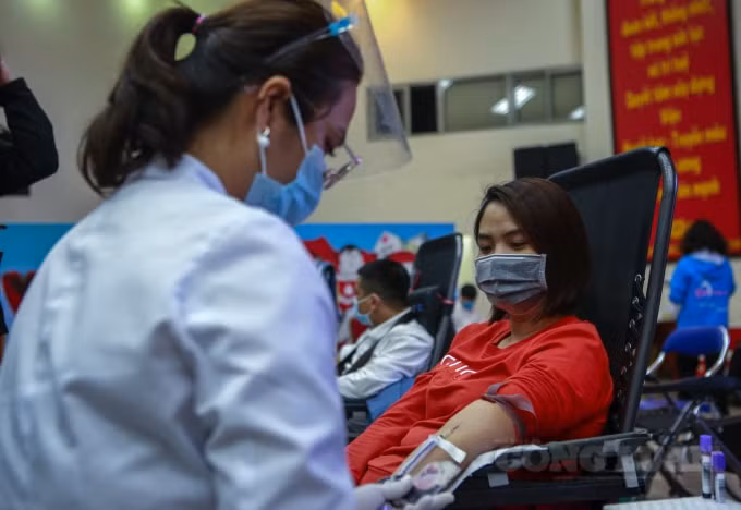 Với nhiều lần tham gia hoạt động hiến máu tình nguyện, chị Lê Thị Hồng Ánh (33 tuổi, phường Quan Hoa, Q.Cầu Giấy, Hà Nội) vui vẻ cho hay: “Để chia sẻ với người bệnh cần máu, mỗi lần tham gia hoạt động hiến máu tình nguyện tôi thấy rất vui và ý nghĩa bởi những giọt máu hồng của mình sẽ giúp được những người bệnh đang gặp khó khăn. Đặc biệt, trong không khí của ngày thầy Thuốc Việt Nam tôi xin được gửi lời cảm ơn, lời chúc tốt đẹp nhất đến tất cả các y bác sĩ, điều dưỡng và những người đang công tác trong ngành y có một sức khoẻ tốt và tâm huyết với công việc.