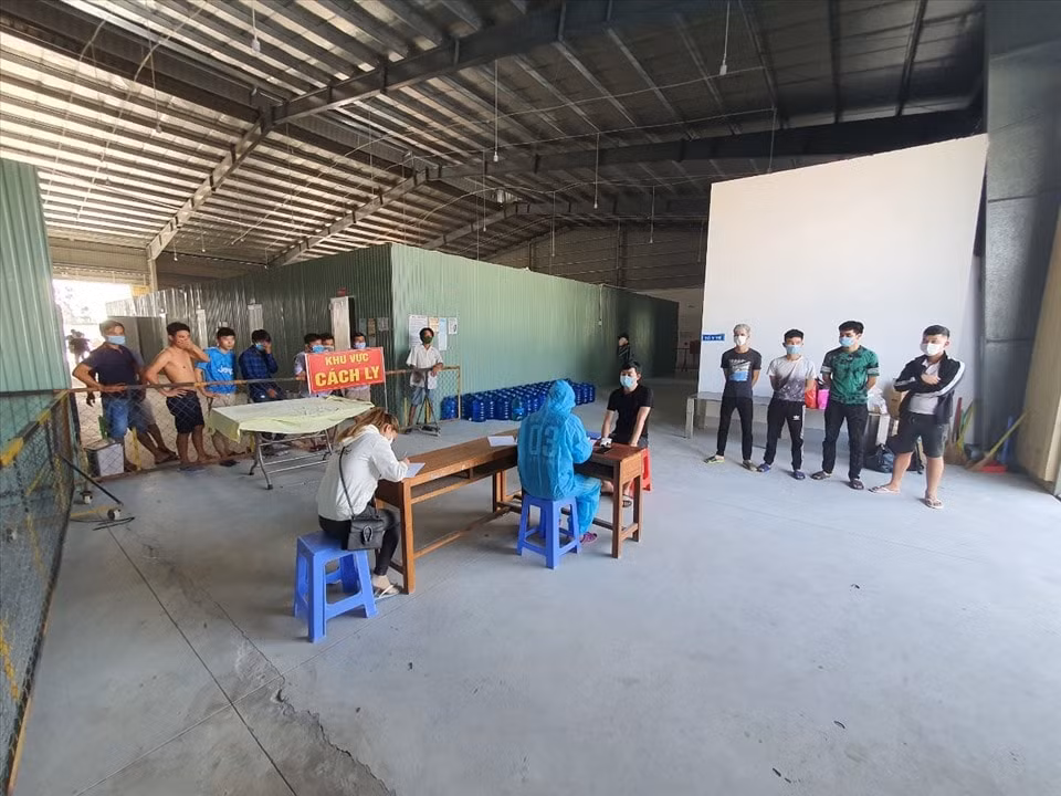 Lực lượng chức năng đang kiểm tra y tế tại khu cách ly tập trung TP. Hà Tiên. Ảnh: TL