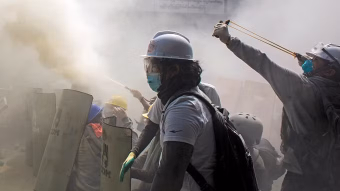 Những người biểu tình ở Yangon, Myanmar. Ảnh: Reuters