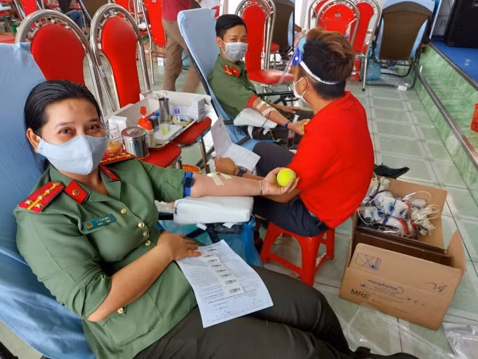 Các cán bộ, chiến sĩ Công an tỉnh Bạc Liêu tham gia hiến máu tình nguyện.