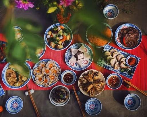 Mâm cỗ mặn với đầy đủ các món thể hiện tấm lòng thành kính, biết ơn gia tiên và gửi lời cầu mong một năm mới trọn vẹn, an lành.