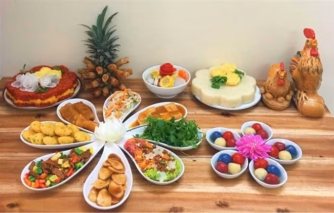 Mâm cỗ chay là sự hiện diện của những màu sắc&nbsp;tượng trưng cho&nbsp;ngũ hành. Ăn cơm chay là một cách hướng tới sự cân bằng, thanh thản trong tâm hồn.