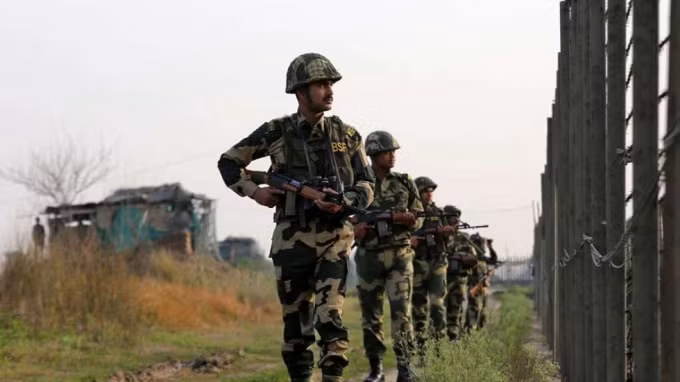 Ấn Độ và Pakistan đồng ý ngừng bắn ở khu vực biên giới Kashmir tranh chấp - Ảnh: AFP