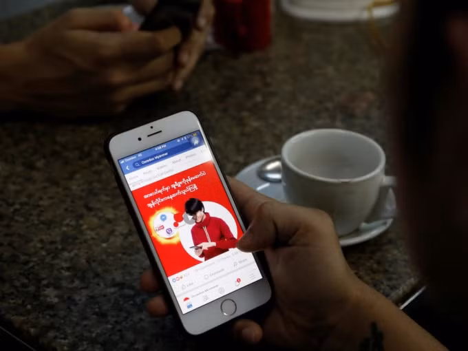 Một người dùng Facebook ở Myanmar. Ảnh: AFP