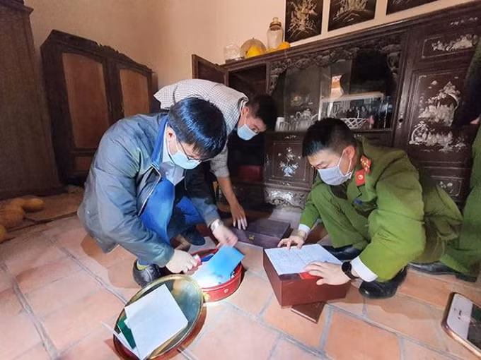 Cơ quan chức năng tiến hành khám xét nơi ở của bị can Hoàng Hồng Quang.