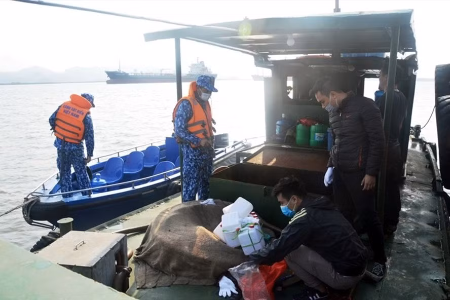 Lực lượng cảnh sát biển vùng I bắt giữ lô dầu không nguồn gốc trên biển Hải Phòng. Ảnh: laodong.vn