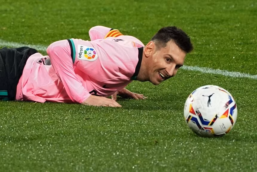 Messi mất giá vì chuẩn bị trở thành cầu thủ tự do. Ảnh: Reuters.