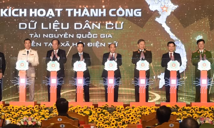 Thủ tướng Nguyễn Xuân Phúc cùng các đại biểu thực hiện nghi thức khai trương hệ thống cơ sở dữ liệu quốc gia về dân cư và hệ thống sản xuất cấp và quản lý căn cước công dân