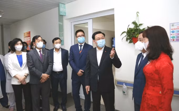 Bí thư Thành ủy Vương Đình Huệ kiểm tra công tác phòng, chống dịch Covid-19 tại Bệnh viện Thanh Nhàn