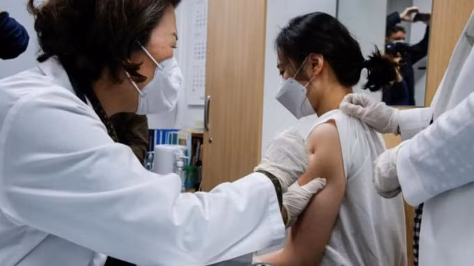 Một nhân viên y tế được tiêm phòng vắc xin COVID-19. Ảnh: Reuters