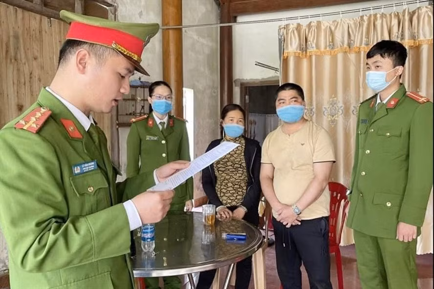 Công an khởi tố hai vợ chồng tàng trữ ma túy. Ảnh: laodong.vn