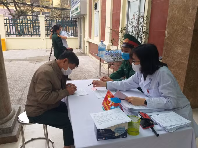 Các tình nguyện viên cao tuổi rất nhiệt tình (ảnh Trinh Phúc).