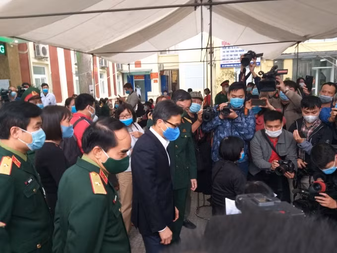 Sáng nay, Phó Thủ tướng Vũ Đức Đam đã đến thăm hỏi, động viện các tình nguyện viên tham gia khám sàng lọc và tiêm thử nghiêm vắc xin Nanocovax tại Học viện Quân y (ảnh Trinh Phúc).