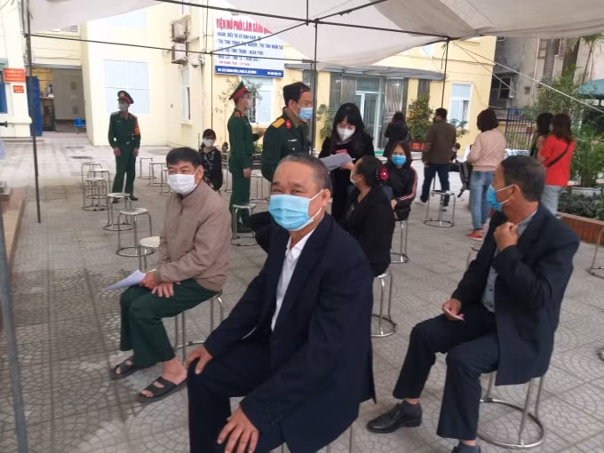 Ông Nguyễn Việt Hoàng 63 tuổi tham gia khám sàng lọc để tiêm vắc xin Nanocovax (ảnh TrinhPhúc).