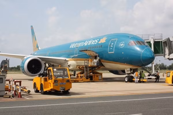 Vietnam Airlines là hãng hàng không đầu tiên khai thác lại đường bay tới Vân Đồn kể từ sau khi bùng phát dịch Covid-19 tại Quảng Ninh