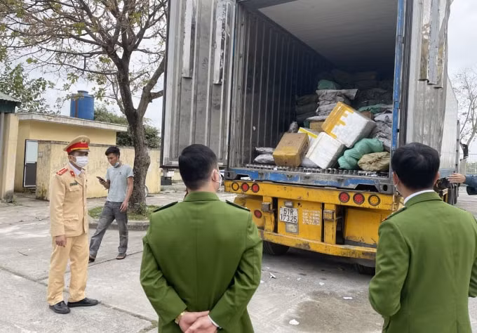 Tổ công tác kiểm tra số thực phẩm bẩn thu giữ