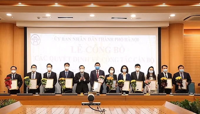 Chủ tịch UBND Thành phố Chu Ngọc Anh trao Quyết định bổ nhiệm cho 11 cán bộ.