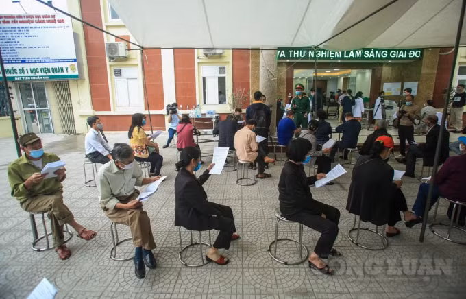 Sáng nay (26/2) tại Học viện Quân y (Bộ Quốc phòng) đã tiếp tục tiêm thử nghiệm vaccine ngừa Covid-19 Nano Covax giai đoạn 2 cho 35 tình nguyện viên đầu tiên.