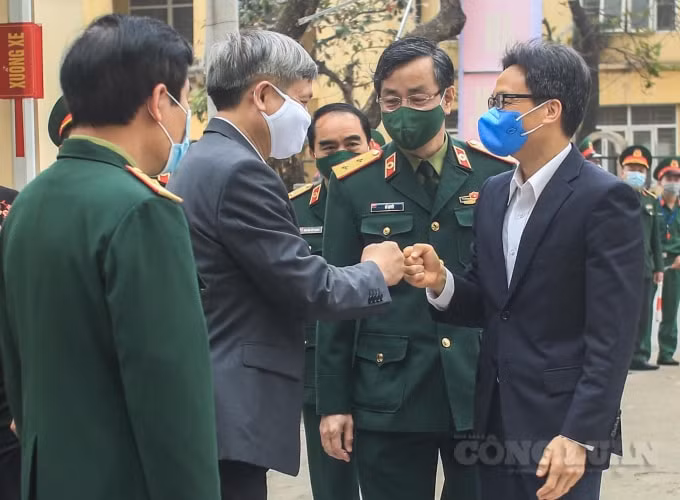 Phó Thủ tướng Chính phủ Vũ Đức Đam, Trưởng Ban Chỉ đạo Quốc gia phòng, chống dịch COVID-19 cũng đã đến thăm, động viên các tình nguyện viên và lực lượng tham gia nghiên cứu vaccine.