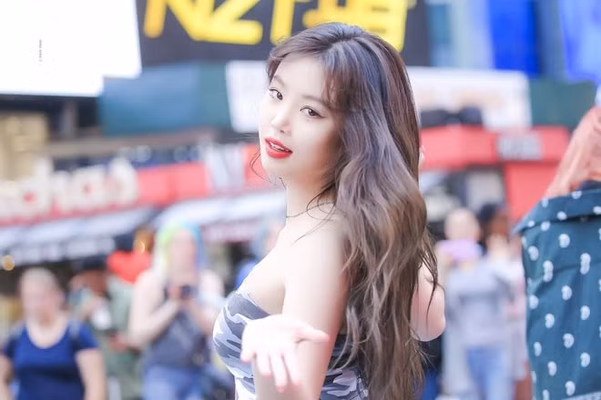 Soo Jin vướng vào bê bối bắt nạt bạn học cũ tại trường mà qua nhiều động thái khán giả suy đoán người này là nữ diễn viên Seo Shin Ae.