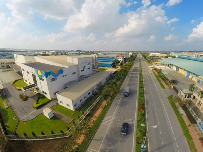Theo Bộ Kế hoạch và Đầu tư, hiện cả nước có 370 khu công nghiệp và 19 khu kinh tế ven biển được thành lập với tổng vốn đăng ký đạt khoảng 5,30 tỷ USD và 324,9 nghìn tỷ đồng.
