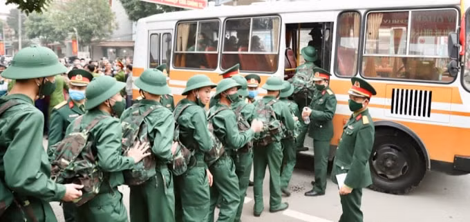 Các Tân binh hăng hái phấn khởi lên đường nhận nhiệm vụ mới.