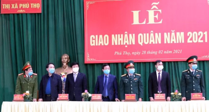 Chủ tịch UBND tỉnh, Chủ tịch Hội đồng nghĩa vụ Quân sự tỉnh Bùi Văn Quang dự tại điểm cầu thị xã Phú Thọ.