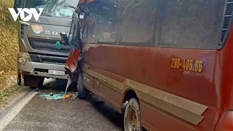 Hiện trường vụ va chạm giao thông giữa xe khách và xe tải. Ảnh: vov
