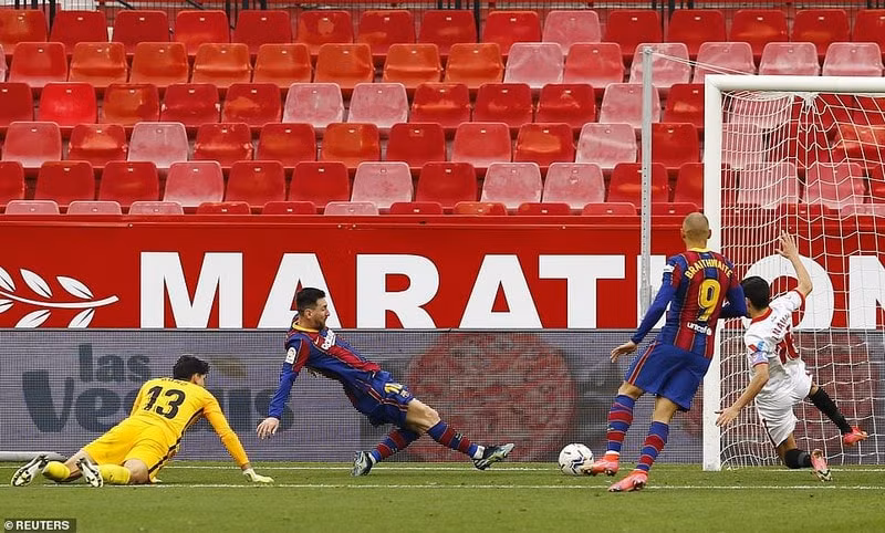 Hai cú sút liên tiếp của Messi giúp Barcelona ấn định chiến thắng 2-0. Ảnh: Reuters.