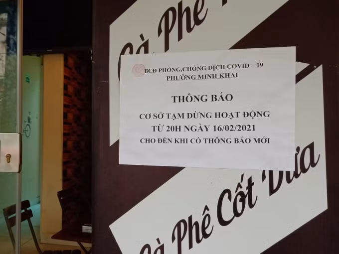 Một quán cà phê ở quận Hồng Bàng, Hải Phòng dán thông báo dừng hoạt động theo yêu cầu chống dịch Covid-19 của Thành phố. Ảnh: V.H
