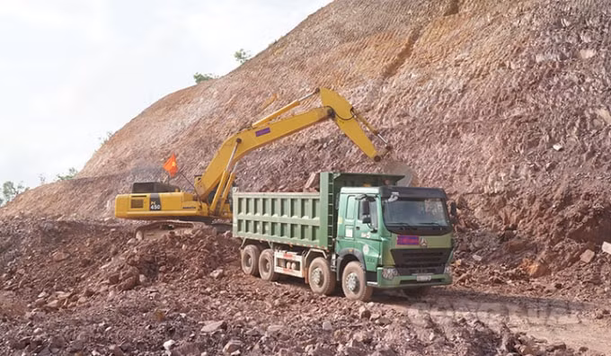 Công nhân ra quân đầu năm xây dựng đường cao tốc Cam Lộ -La Sơn tại gói thầu số 8 qua địa bàn thị xã Hương Trà.