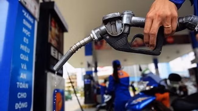 Giá xăng nhiều khả năng tăng mạnh vào kỳ điều chỉnh ngày 25/2. Ảnh minh hoạ