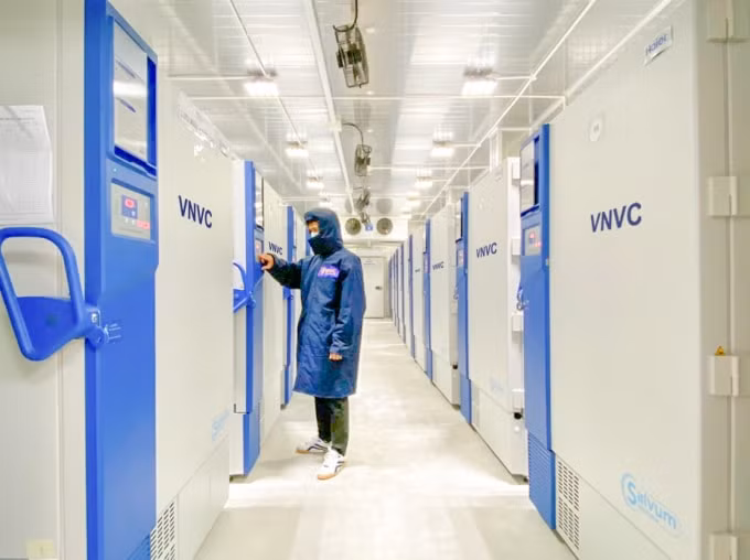 Hệ thống tiêm chủng VNVC là đơn vị duy nhất ở Việt Nam có 3 kho lạnh âm sâu đến -86 độ C, đạt chuẩn GSP, sẵn sàng nhập khẩu và bảo quản vaccine Covid-19 cần bảo quản âm sâu. Ảnh: VNVC.