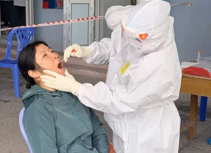 Cán bộ y bác sỹ Trung tâm y tế Hoài Đức tiến hành triển khai lấy mẫu xét nghiệm phát hiện nhiễm SARS-CoV-2 cho các trường hợp đến, đi và về từ tỉnh Hải Dương. Ảnh: TTYT Hoài Đức.