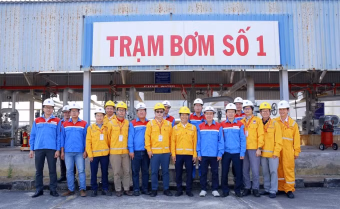 Các thành viên Ban điều phối BCC của PV GAS và PVOIL và đại diện 2 Tổng công ty thể hiện tình đoàn kết hợp tác