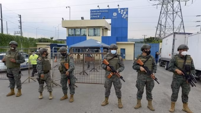 Các thành viên của Lực lượng Thủy quân Lục chiến Ecuador bảo vệ một khu vực ở Guayaquil, Ecuador, vào ngày 23 tháng 2 năm 2021 - Ảnh: Marcos Pin Mendez / AFP