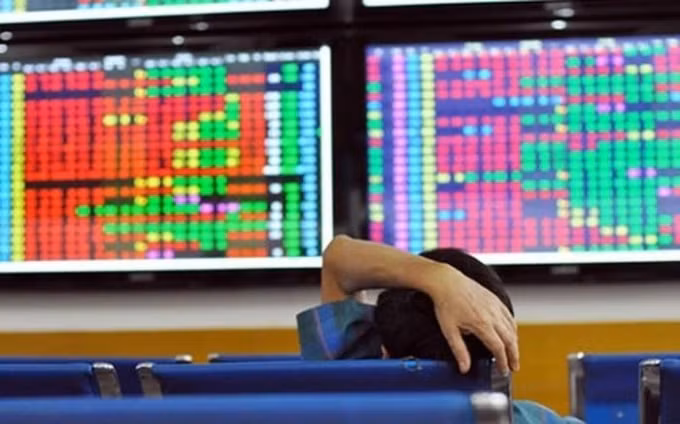 Áp lực bán bất ngờ ở phiên chiều, Vn-Index có lúc giảm tới hơn 23 điểm.
