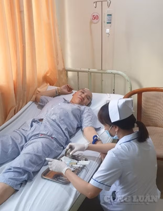 Bà Trần Thị Ngọc Nữ đang cấp cứu tại bệnh viện.