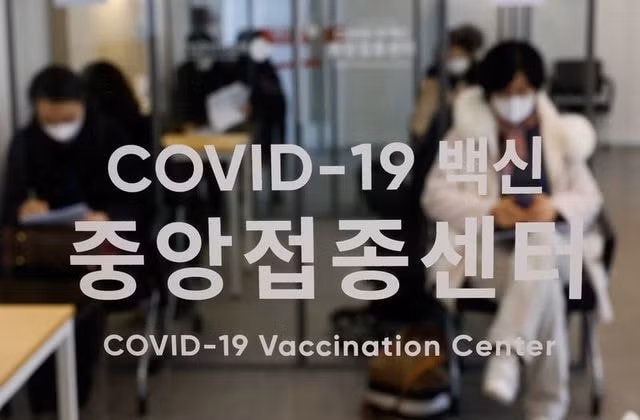 Một trung tâm tiêm vắc xin Covid-19 tại Seoul, Hàn Quốc. Ảnh: Reuters
