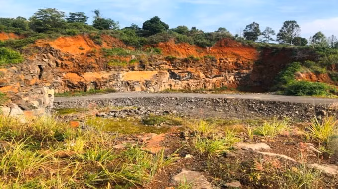 Mỏ đá Thạch Lợi ở thôn Đức Bình, xã Đức Mạnh, huyện Đắk Mil.