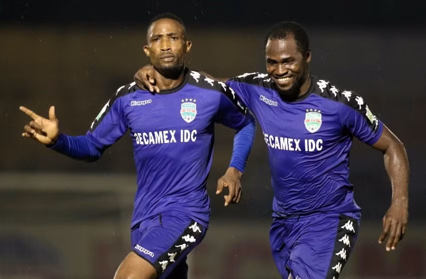 Đinh Hoàng Max (trái) có nhiều năm chinh chiến tại V.League. Ảnh: internet