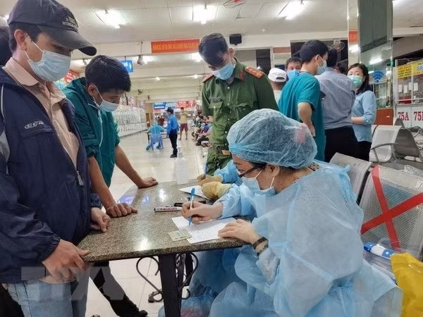 Nhân viên Trung tâm Y tế quận Bình Thạnh, TP.HCM chuẩn bị lấy mẫu xét nghiệm tại Bến xe Miền Đông. Ảnh: TTXVN