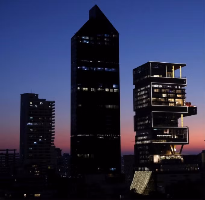Tòa nhà chọc trời Antilia (phải) thuộc sở hữu của ông Mukesh Ambani có lực lượng bảo an dày đặc và khắt khe. Ảnh: Reuters