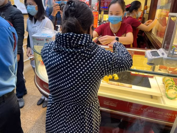 Đến 6 giờ sáng, lượng khách đến mua vàng tại các tiệm vàng đã rất đông.