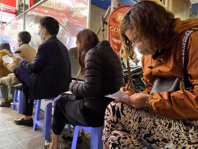 Khách xếp hàng mua vàng ngày càng đông hơn.